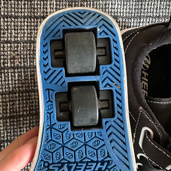 HEELEYS SIZE 2- LIGHTLY USED - Picture 5 of 12